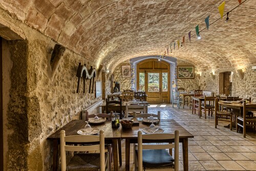 Bed and Breakfast 'Llavià' with Shared Pool, Wi-Fi and Air Conditioning