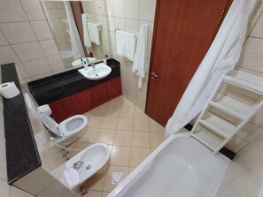 Toalhas de banho, papel higiênico