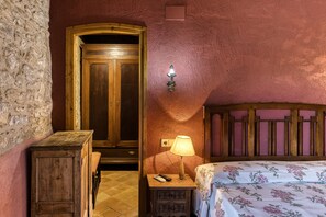 1 bedroom, iron/ironing board, free WiFi, bed sheets - Bed and Breakfast 'Fonolleres' with Shared Pool, Wi-Fi and Air Conditioning (Serra de Daró)