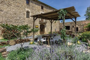 Outdoor dining - Bed and Breakfast 'Fonolleres' with Shared Pool, Wi-Fi and Air Conditioning (Serra de Daró)