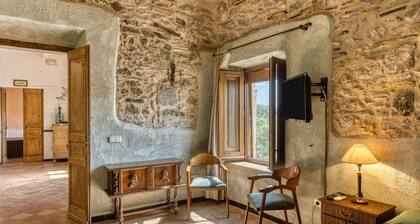 Bed and Breakfast 'Ullastret' with Shared Pool, Wi-Fi and Air Conditioning