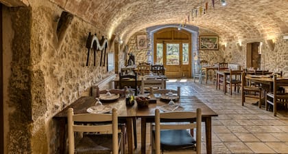 Bed and Breakfast 'Ullastret' with Shared Pool, Wi-Fi and Air Conditioning