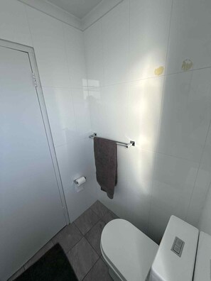 Shower, towels, soap, toilet paper - Stylish Bondi Junction Apartment with Iconic Harbour Views & Modern Comforts (Bondi Junction)
