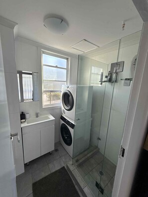 Douche, serviettes fournies, savon, papier toilette