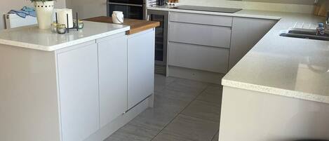 Frigorifero, microonde, forno, lavastoviglie