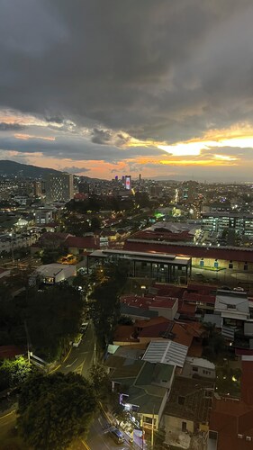 Cozy, clean comfy loft with fitness room, Jacuzzi and WiFi in San José