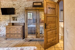 Iron/ironing board, bed sheets