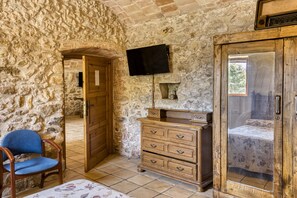 1 dormitorio, tabla de planchar con plancha, ropa de cama