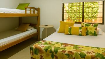 Firemannsrom – familie | Skrivebord for bærbar PC, blendingsgardiner og strykejern/-brett