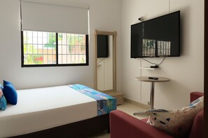 Laptop workspace, blackout drapes, iron/ironing board, free WiFi - Hotel Mucho Lo Bueno (Santa Marta)