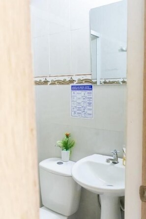 Douche, douche à « effet pluie », serviettes fournies, savon