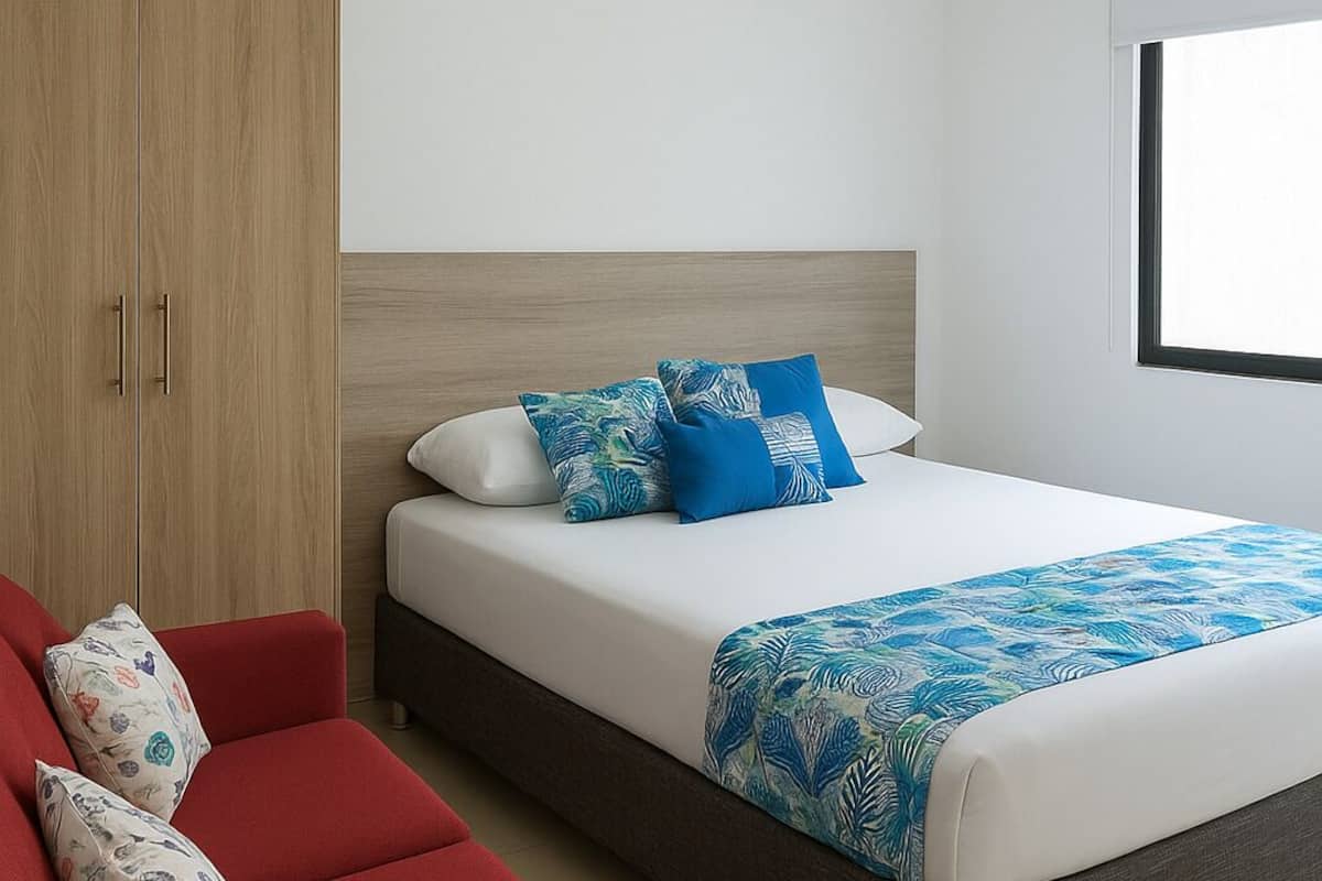 Espai de treball apte per a portàtils i cortines opaques