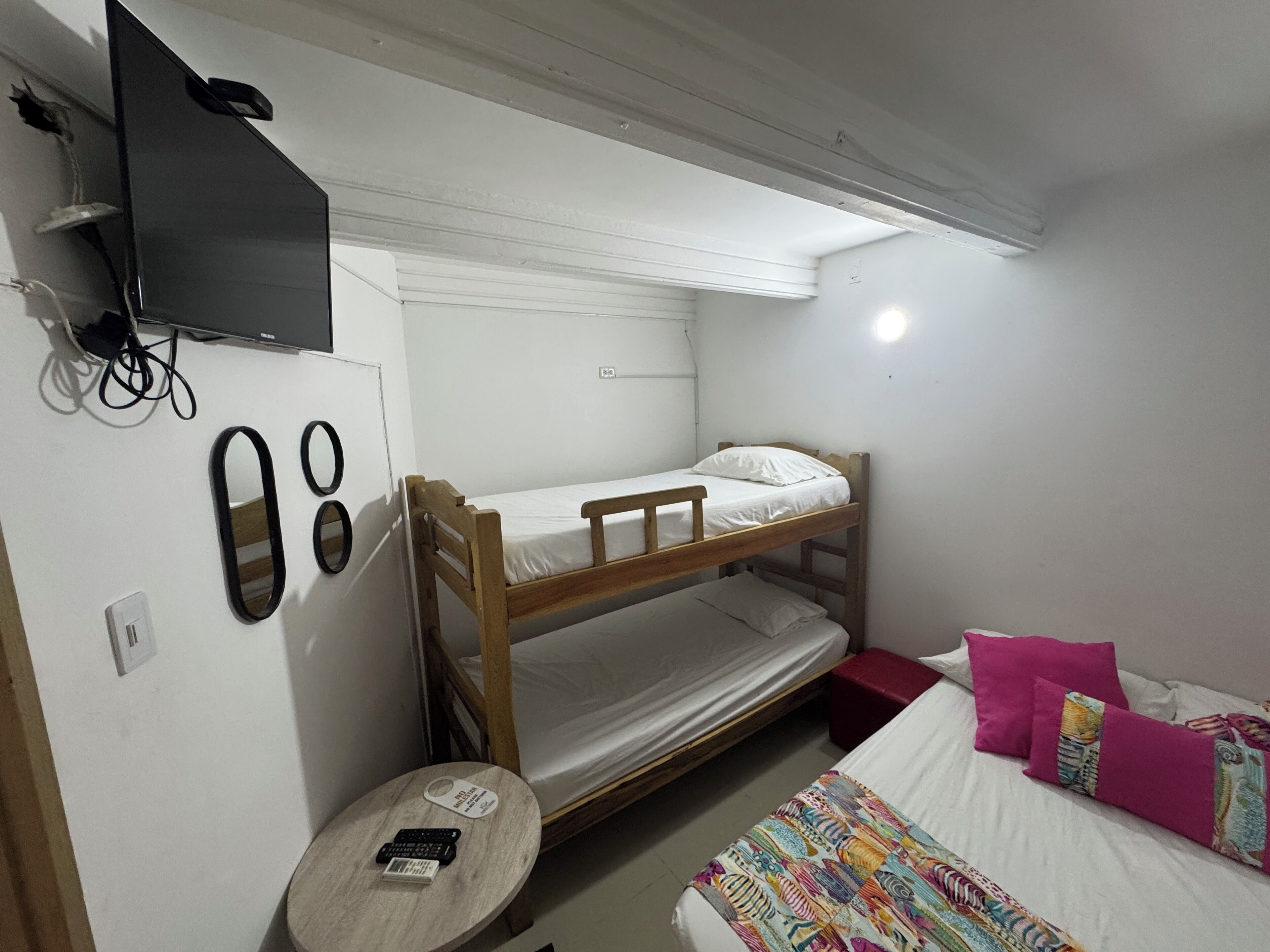 Espai de treball apte per a portàtils i cortines opaques 