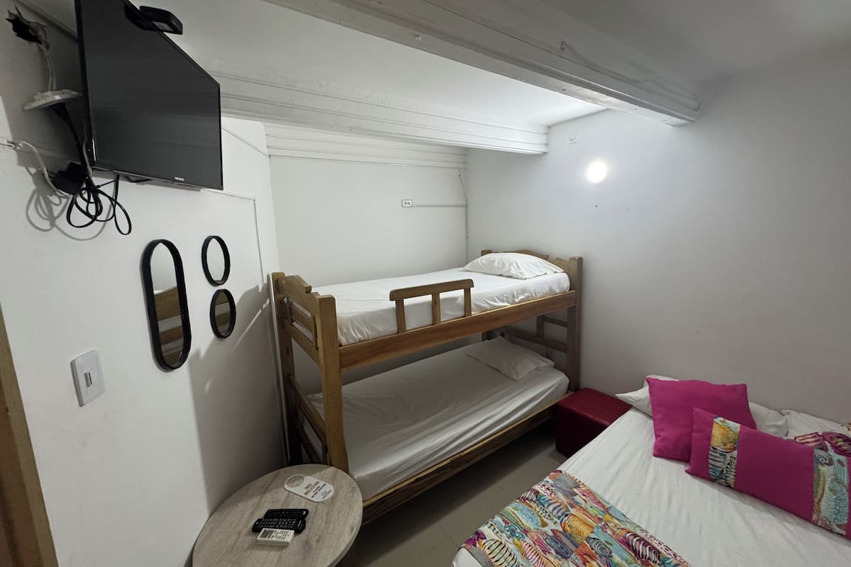 Espai de treball apte per a portàtils i cortines opaques