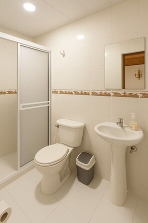 Economy Twin Room | Bathroom | Shower, rainfall showerhead, towels, soap - Hotel Mucho Lo Bueno (Santa Marta)