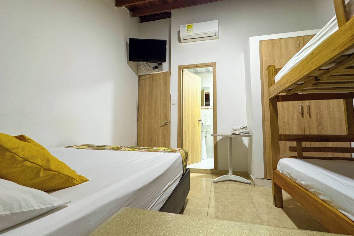 Habitació quàdruple familiar | Espai de treball apte per a portàtils i cortines opaques