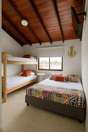 Laptop workspace, blackout drapes, iron/ironing board, free WiFi - Hotel Mucho Lo Bueno (Santa Marta)