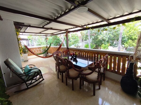 45-inch flat-screen TV with satellite channels - Hotel Mucho Lo Bueno (Santa Marta)