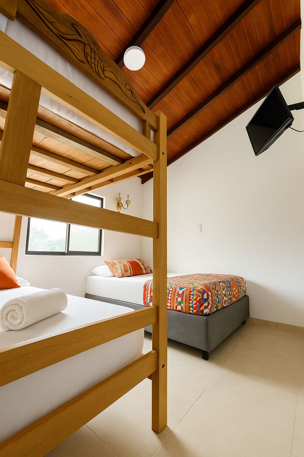 Espacio para trabajar con laptop y cortinas blackout 