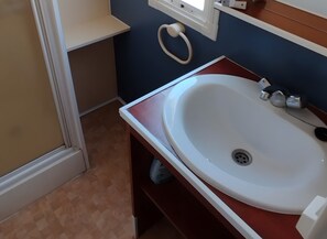 Een douche, handdoeken