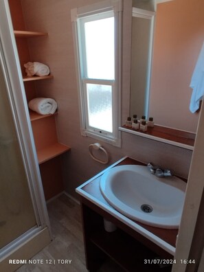 Shower, towels - Mobile Home '36' with Mountain View, Wi-Fi and Air Conditioning (Tírig)