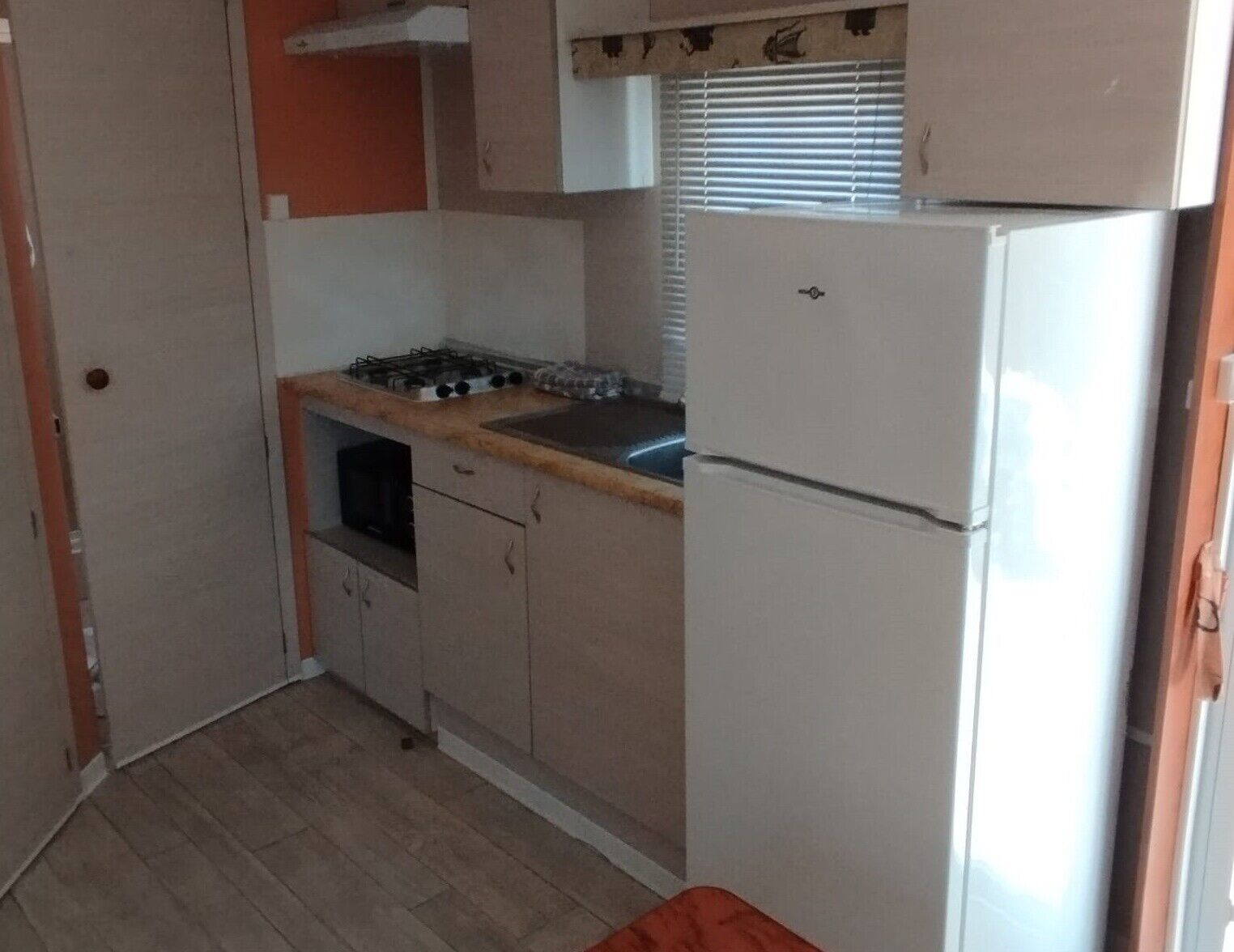 Køleskab, mikrobølgeovn, kogeplade, køkkentøj/tallerkener/redskaber