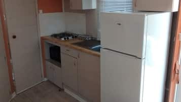 Kühlschrank, Mikrowelle, Herdplatte, Kochgeschirr/Geschirr/Besteck