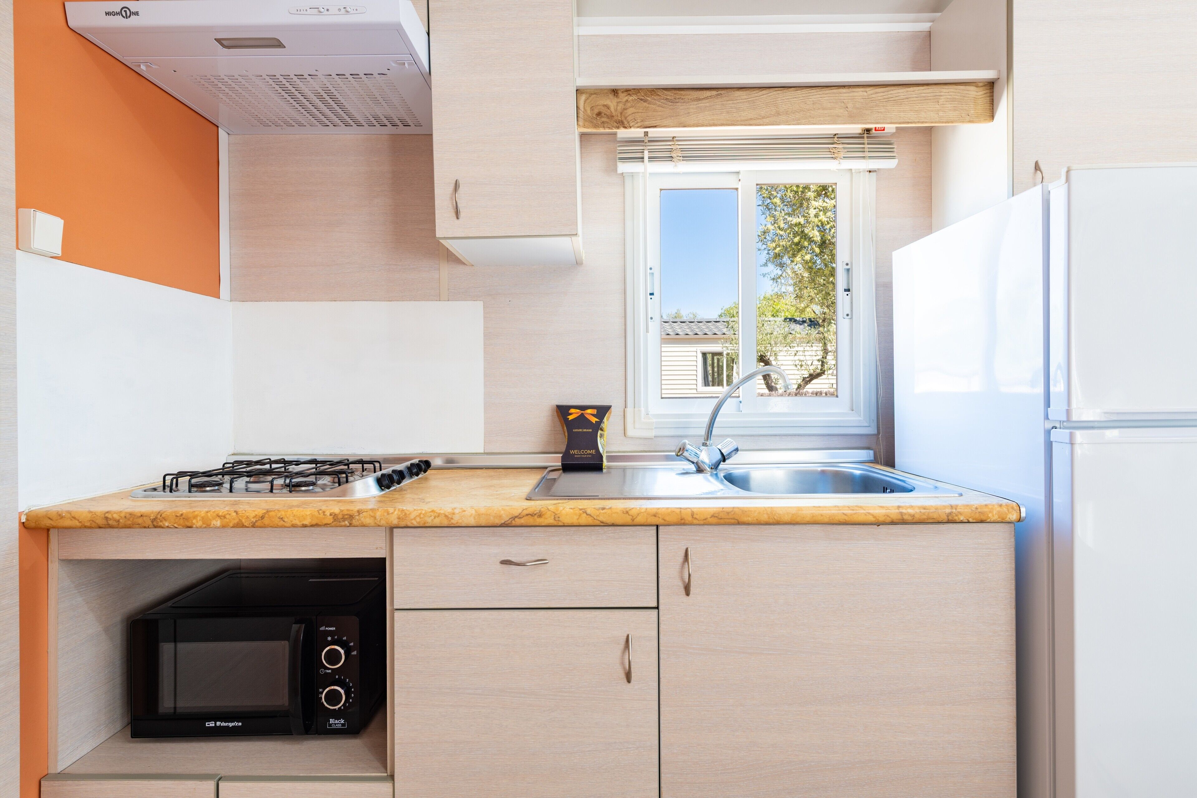 Kjøleskap, mikrobølgeovn, kokeplater og kjøkkenutstyr