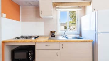 Kjøleskap, mikrobølgeovn, kokeplater og kjøkkenutstyr