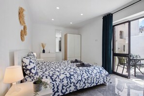 3 slaapkamers, een strijkplank/strijkijzer, gratis wifi, beddengoed