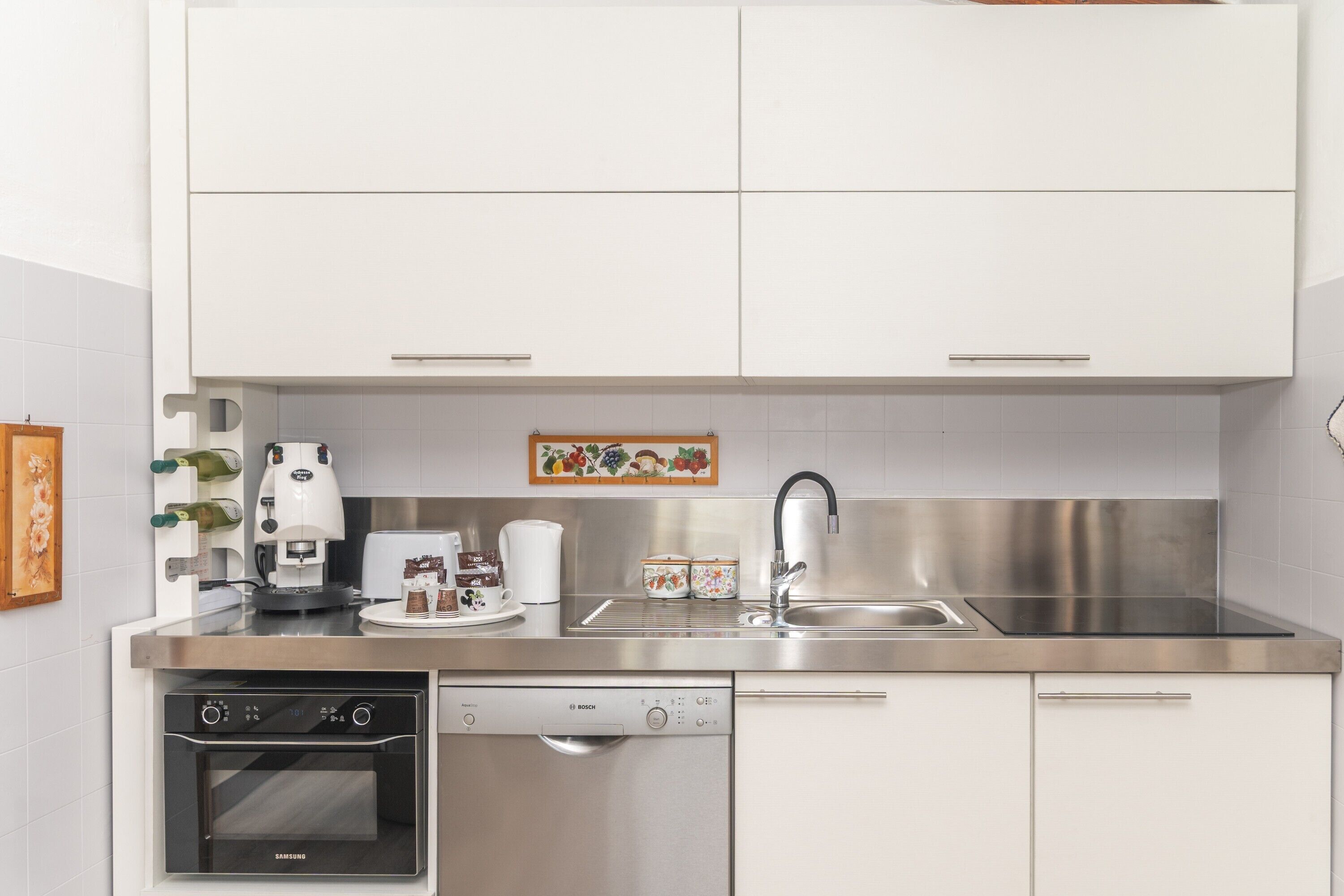 Frigorifero, microonde, forno, piano cottura