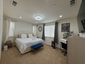 4 bedrooms, desk, iron/ironing board, free WiFi - Welcome to Your Dream Retreat! (Elk Grove)