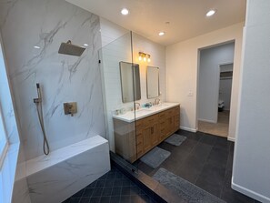 Een douche, een haardroger, handdoeken, zeep
