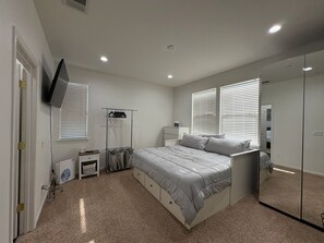 4 bedrooms, desk, iron/ironing board, free WiFi