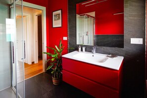 Suihku, hiustenkuivaaja, pyyhkeet