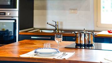 Fridge, oven, stovetop, dishwasher