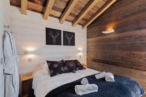 4 bedrooms, iron/ironing board, free WiFi, bed sheets
