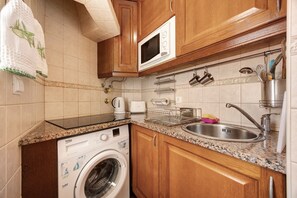 Fridge, microwave, oven, stovetop - Holiday Home 'Acolhedora' with Private Garden, Wi-Fi and Air Conditioning (Lagos)