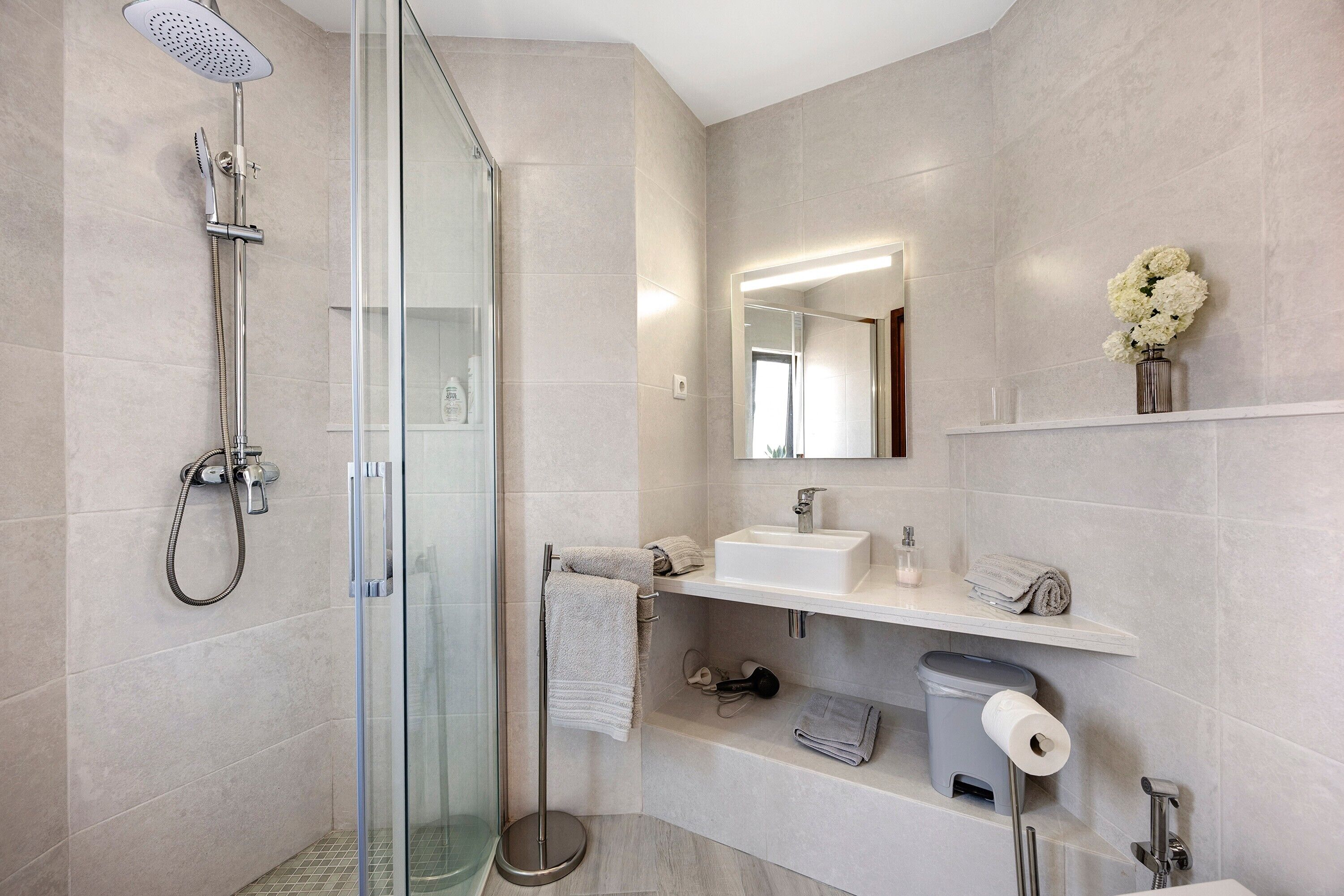 Douche, sèche-cheveux, serviettes fournies