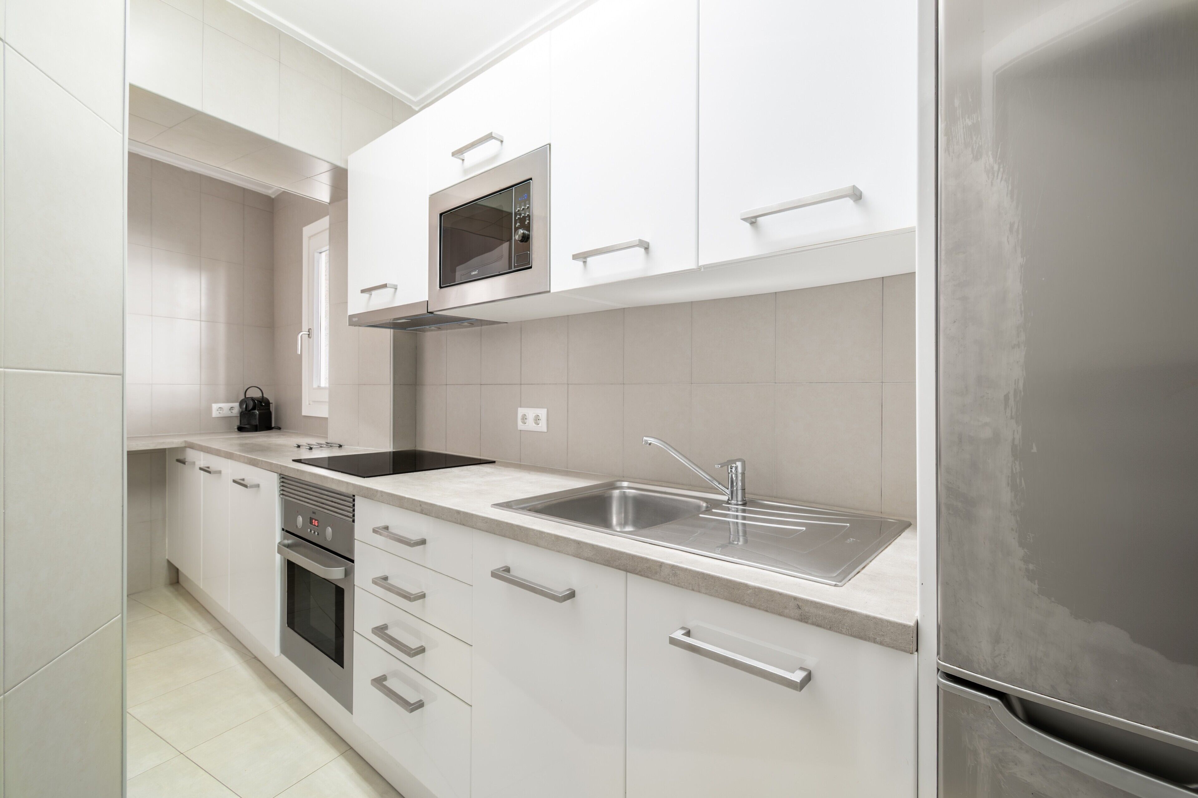 雪櫃、微波爐、焗爐、爐具