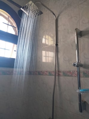 Regadera, amenidades de baño ecológicas, secadora de cabello, bidet 