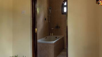Douche, articles de toilette écologiques, sèche-cheveux, bidet