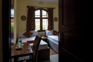 3 habitaciones, escritorio, tabla de planchar con plancha y wifi gratis 
