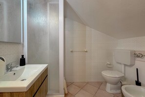 Bruser, hårtørrer, bidet, håndklæder