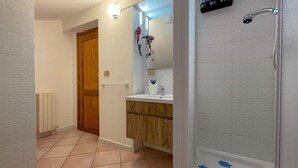 A bathroom with a shower, a sink, and a mirror. - 49 Sea Rooms - Blue Room (Stintino)