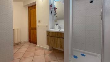 Regadera, secadora de cabello, bidet, toallas