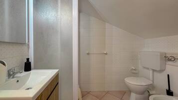 Doccia, asciugacapelli, bidet, asciugamani