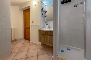 Dusche, Haartrockner, Bidet, Handtücher