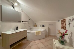 Séchoir à cheveux, bidet, serviettes fournies