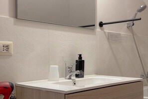 Haartrockner, Bidet, Handtücher